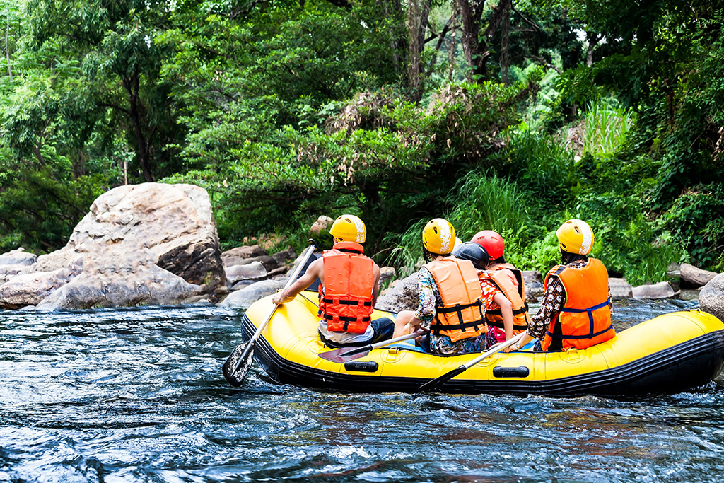 people enjoying rafting